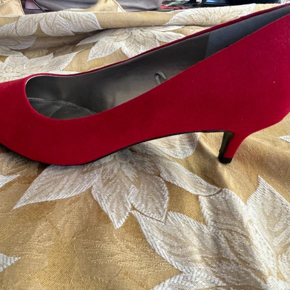 Worthington Danika Red Suede Kitten Heels Size 10M - Picture 2 of 6
